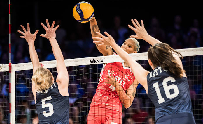 Türkiye holds off USA rally to advance to Volleyball Nations League closing