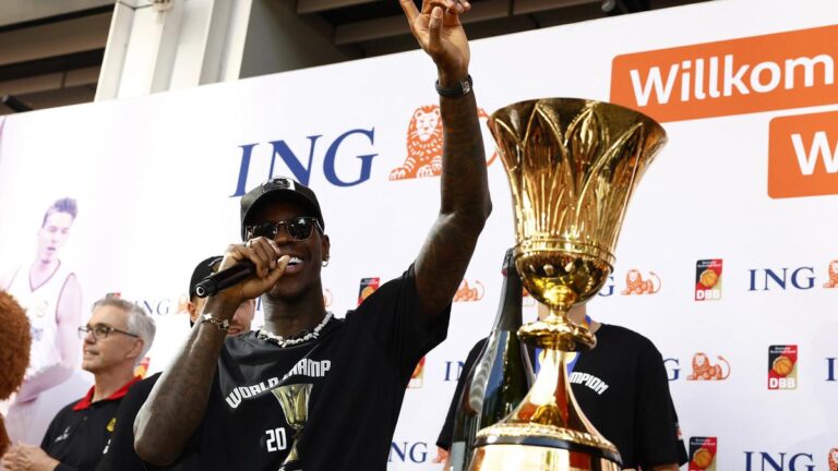 Schroder toasts ‘loopy’ followers as basketball world champions return to Germany