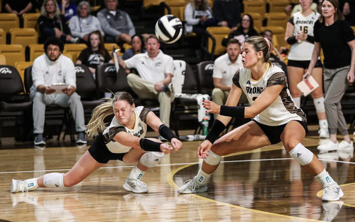 NCAA volleyball: Texas upends BYU; Washington St. sweeps; WMU, UNLV win