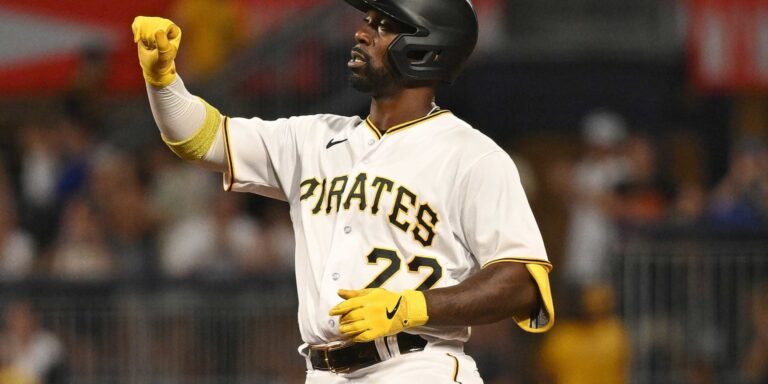 Andrew McCutchen, Pirates comply with deal (supply)