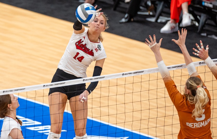 Batenhorst, Head transferring; AVCA ballot; Stanford, Ohio State males win twice