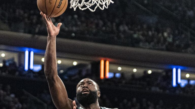 NBA roundup: Celtics tops Knicks for eighth straight win