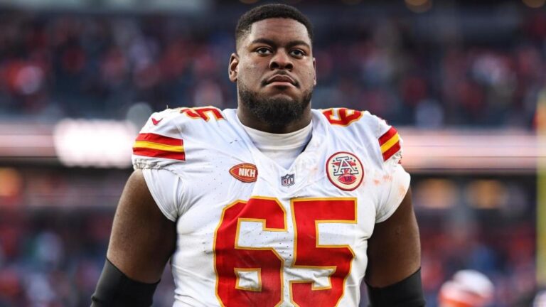 Chiefs’ Trey Smith comforted scared younger fan throughout parade capturing by giving them his WWE title belt