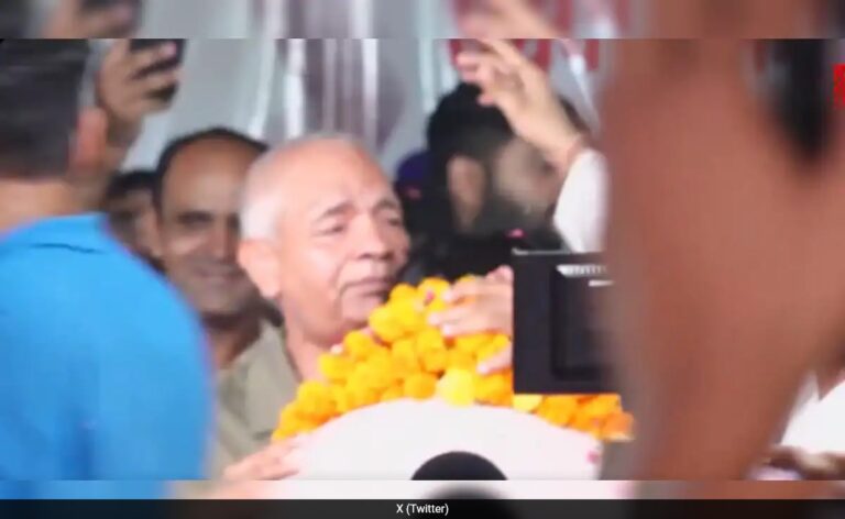 Vinesh Phogat Hugs Uncle Mahavir Singh Phogat After Returning From Olympics – Video Goes Viral