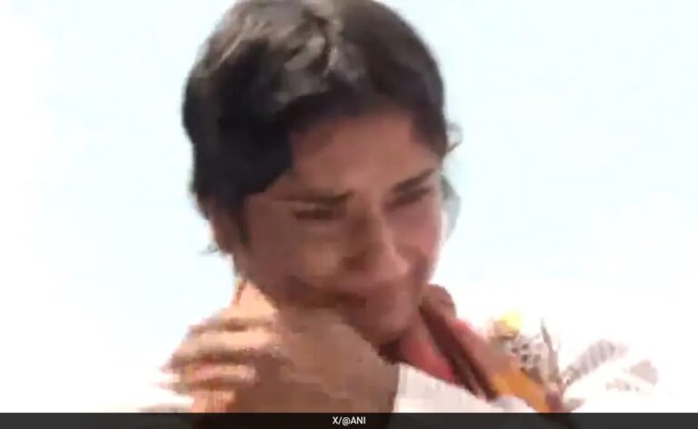 Vinesh Phogat Receives Hero’s Welcome From Followers At Delhi Airport, Breaks Down. Watch