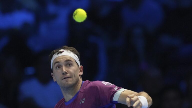 Ruud beats Alcaraz in ATP finals opener