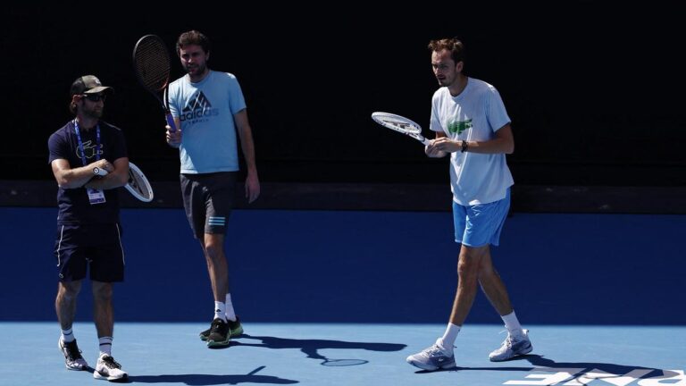 Daniil Medvedev elements methods with coach Gilles Simon