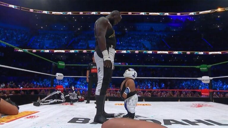 Watch as 3-foot-3 Microman fights 7-foot-3 WWE celebrity Omos at AAA Triplemania XXXIII