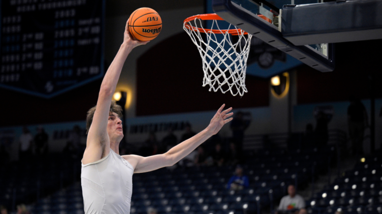 Olivier Rioux, Florida’s 7-foot-9 middle, makes faculty basketball historical past with slam