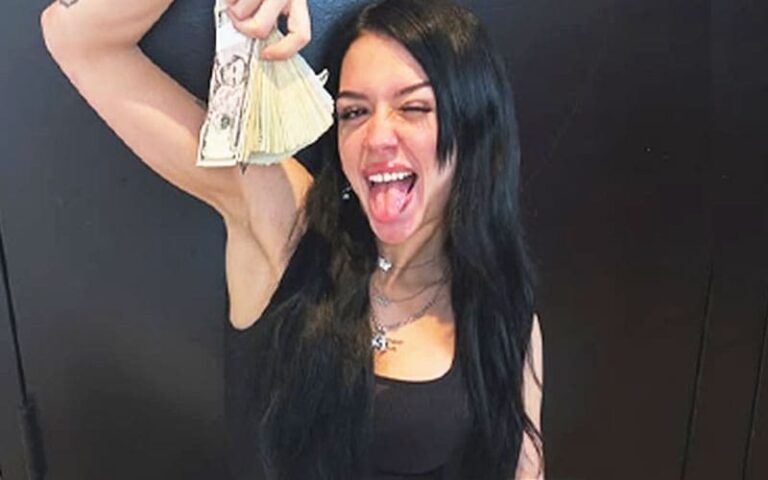 Elayna Black Mocks ‘Parasocial Virgins’ With Money Flex After TNA Signing