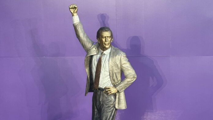 Lakers_Riley_Statue_Basketball_38754.jpg