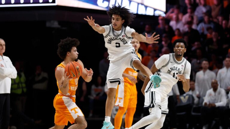 School basketball winners and losers: No. 1 seed race ramps up as Duke, Arizona get large wins