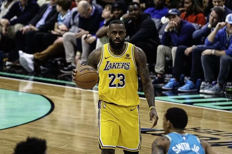 LeBron James displays on Lakers’ home-court clinch